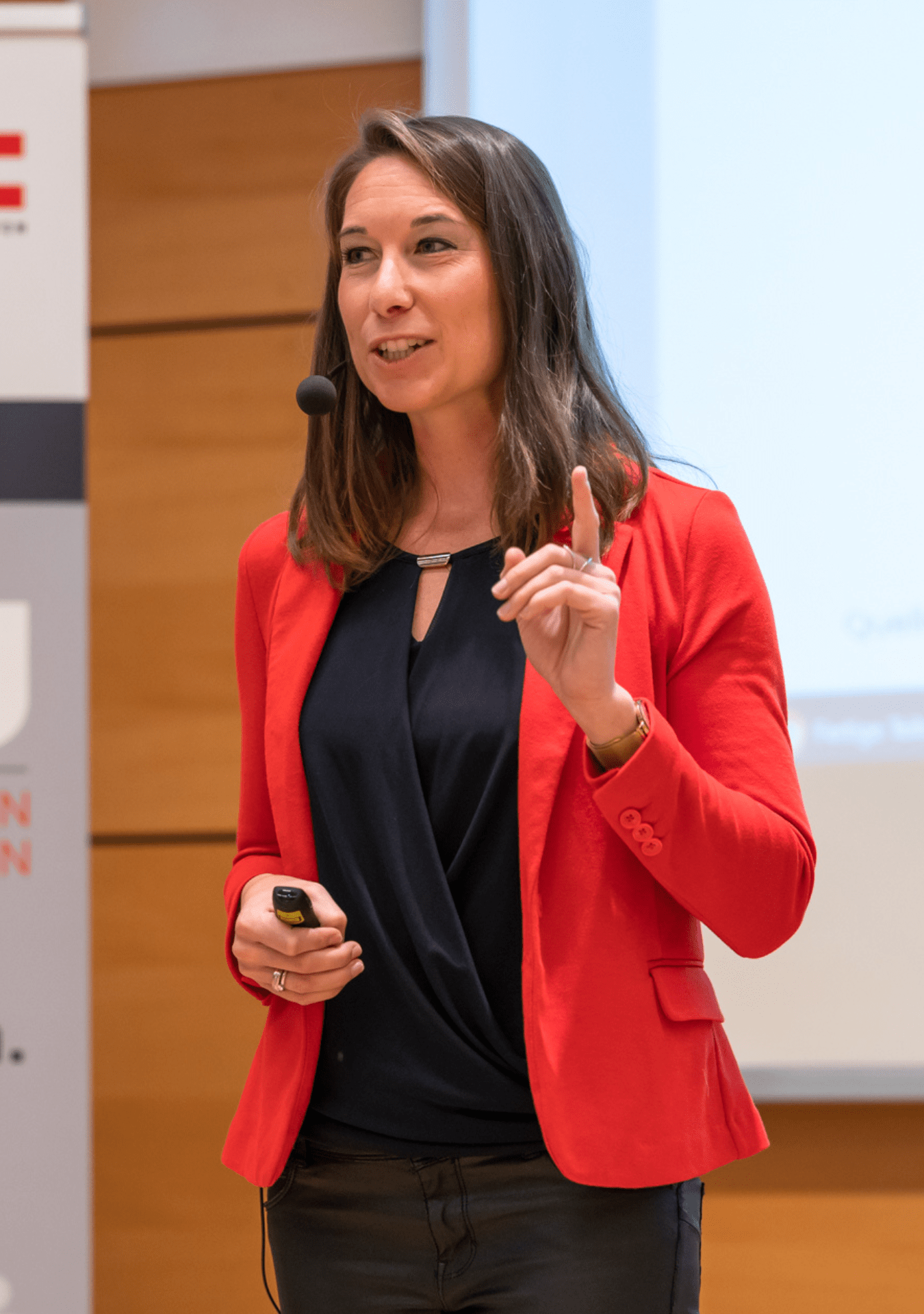 Delphine Rotheneder als Keynote-Speakerin auf der Bühne